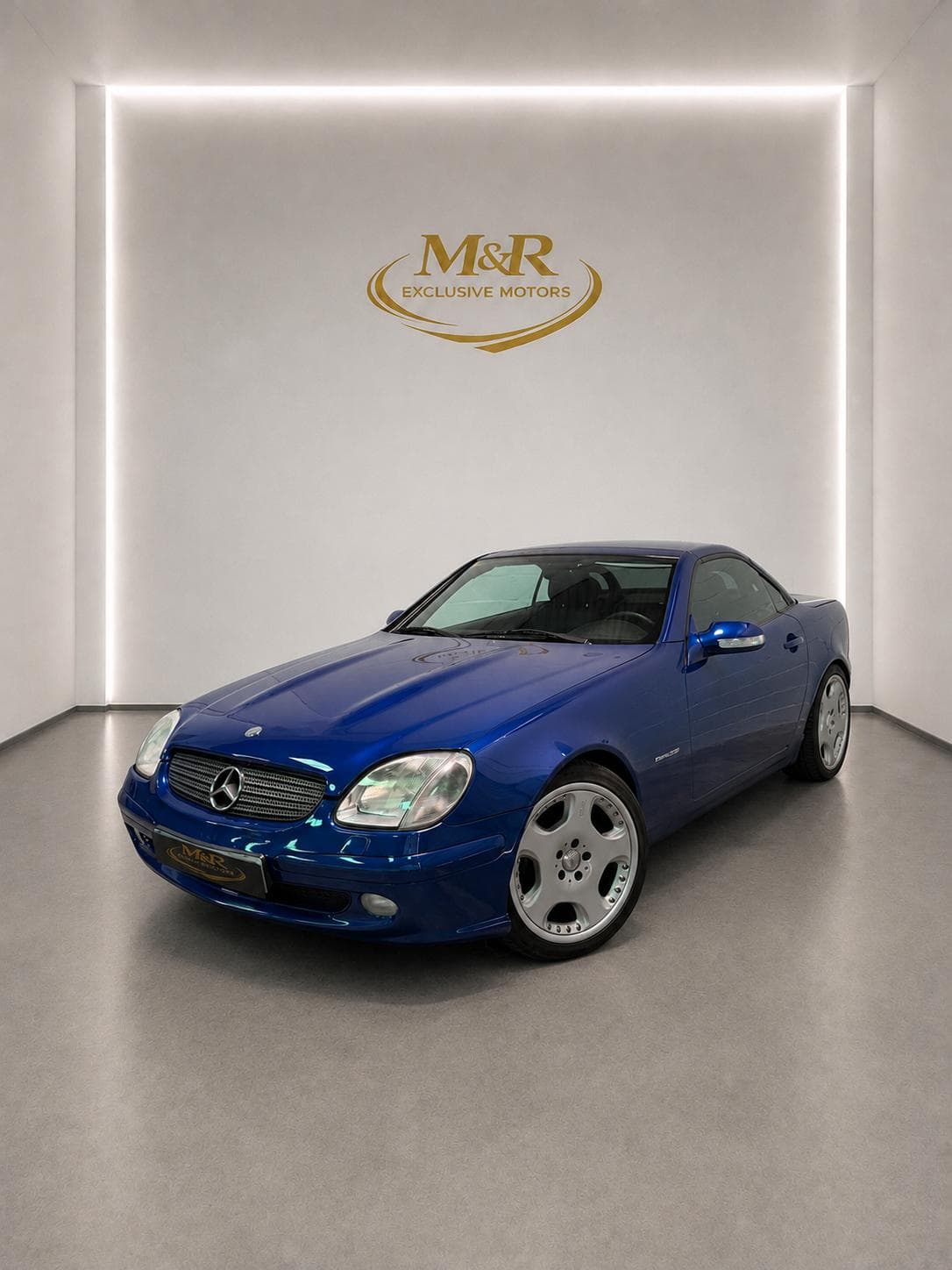 Mercedes-Benz SLK, vista frontal en tres cuartos con el techo cerrado