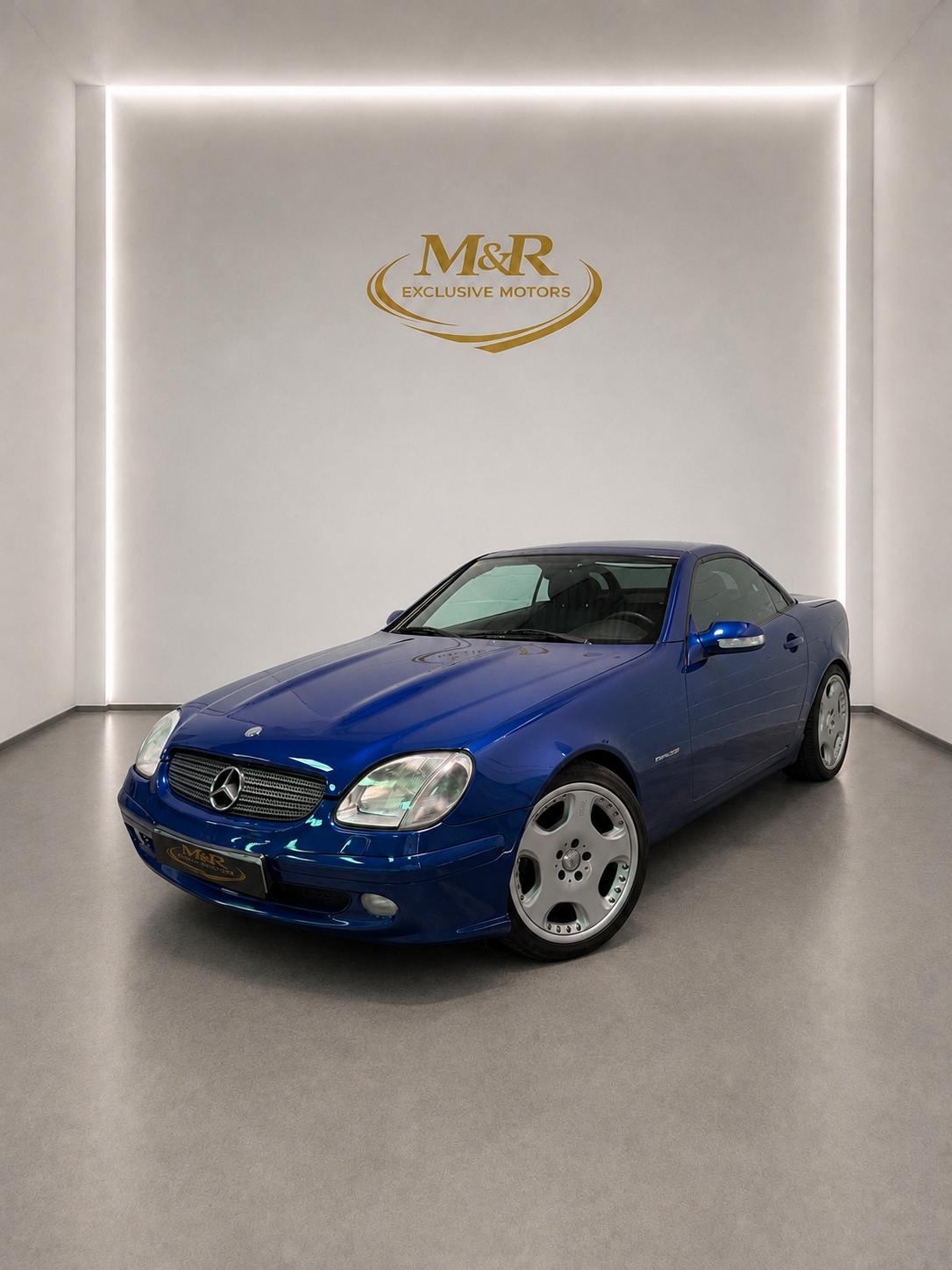Mercedes-Benz SLK, vista frontal en tres cuartos con el techo cerrado