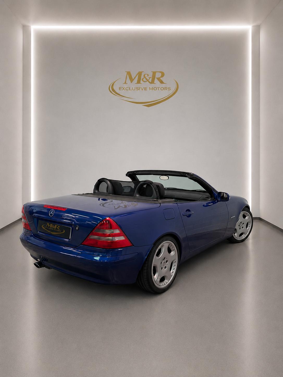 Mercedes-Benz SLK, vista trasera en tres cuartos con el techo abierto