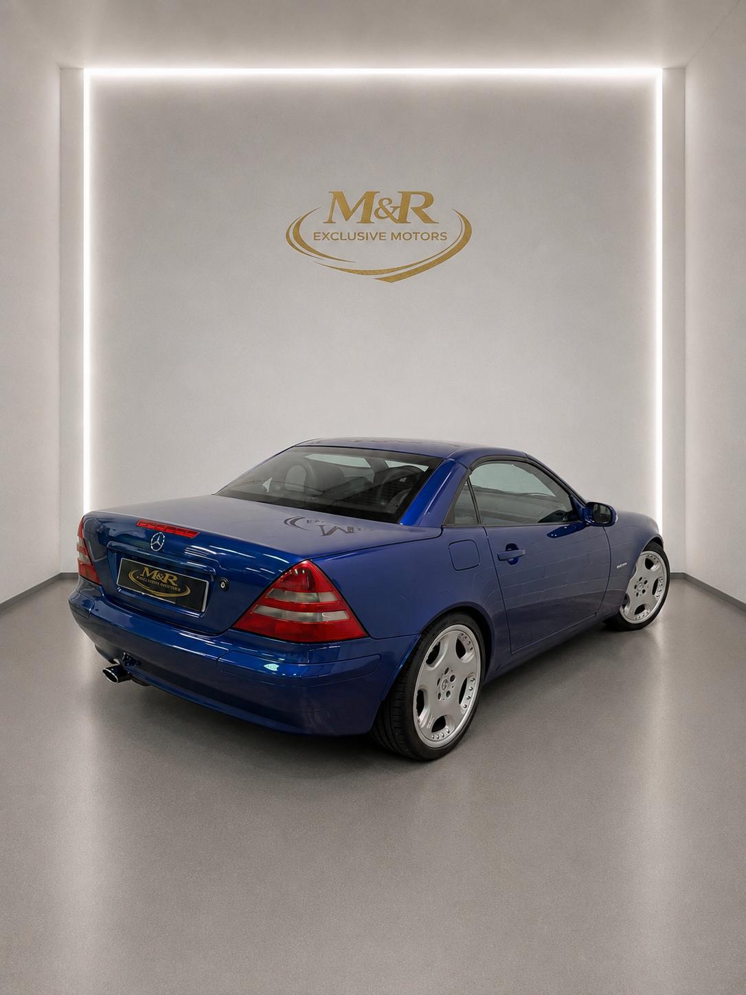 Mercedes-Benz SLK, vista trasera en tres cuartos con el techo cerrado
