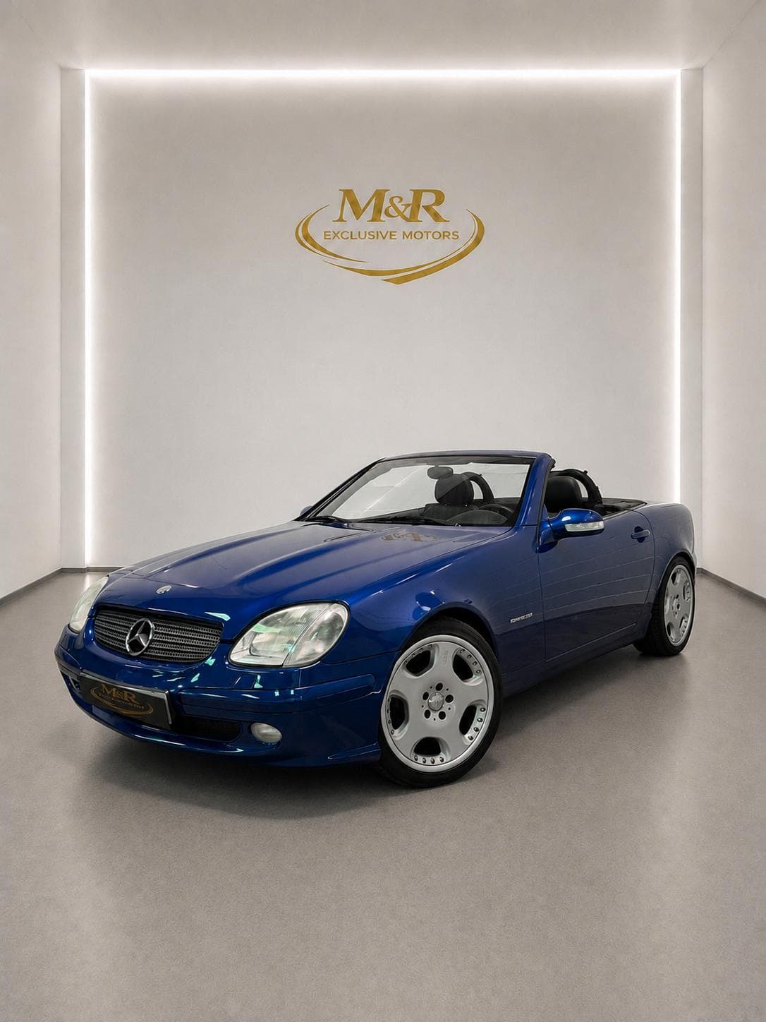 Mercedes-Benz SLK, vista frontal en tres cuartos con el techo abierto